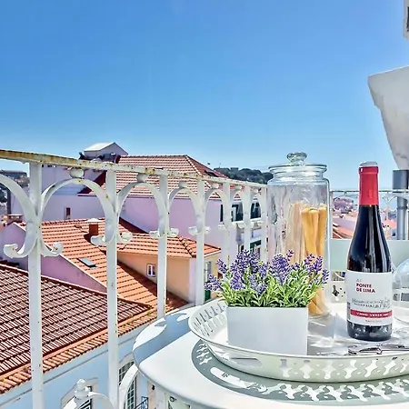 You Hub With Stunning View Over Rooftops Апартаменты Лиссабон