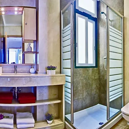 Апартаменты You Hub With Stunning View Over Rooftops *