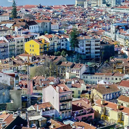 You Hub With Stunning View Over Rooftops Лиссабон